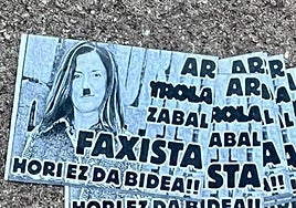 Lanzan panfletos con la caricatura de Artolazabal con un bigote hitleriano ante su casa