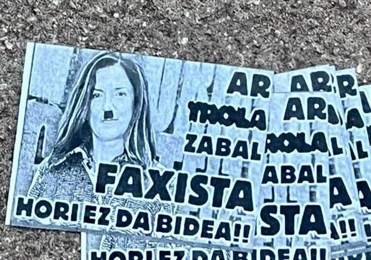 Lanzan panfletos con la caricatura de Artolazabal con un bigote hitleriano ante su casa