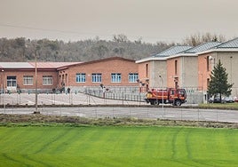 Un camión de bomberos en el interior de la base militar de Araca, en una imagen de archivo.