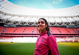 Bibi Schulze, Jugadora del Athletic, posando en San Mames