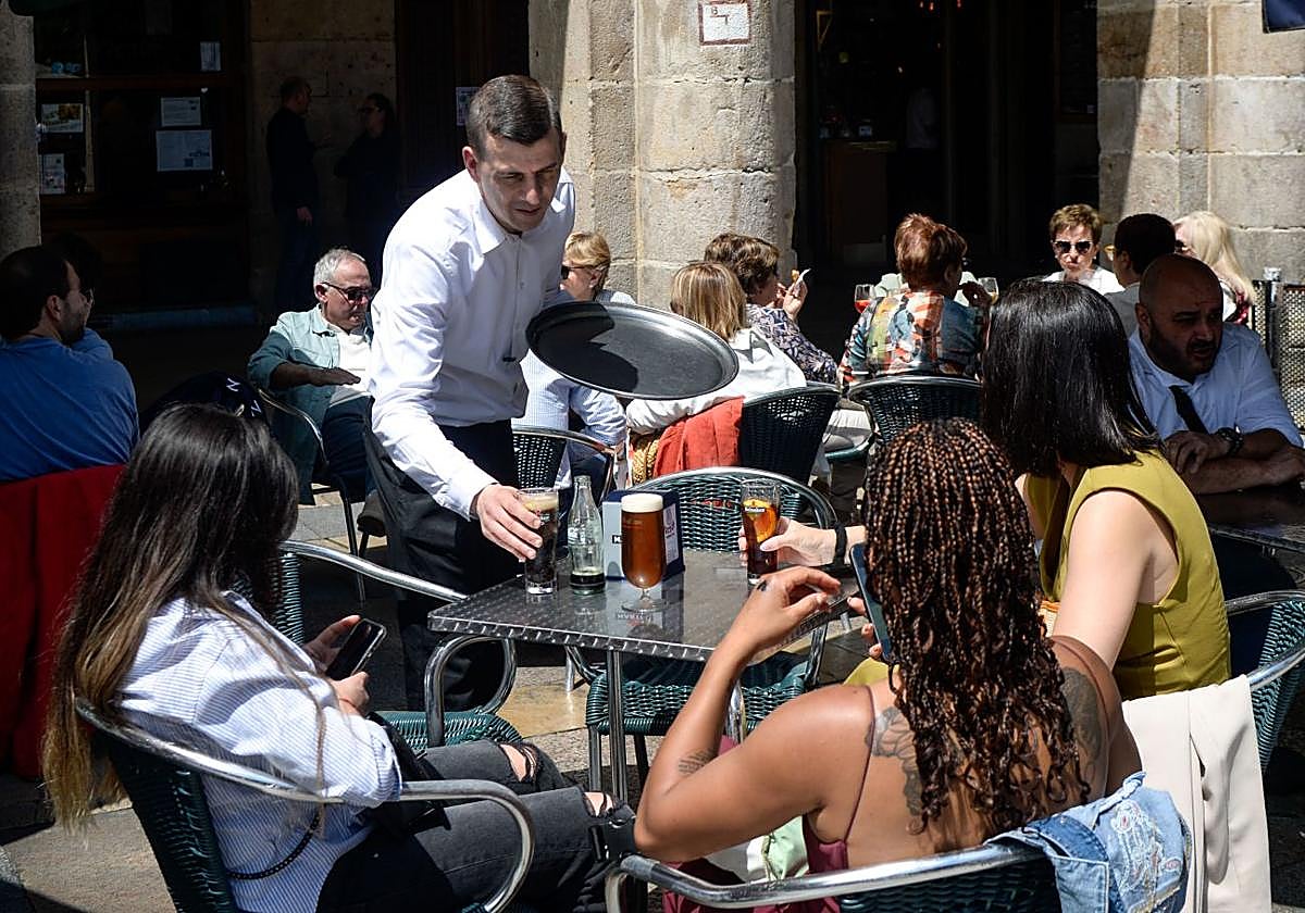 Varias clientas toman unas consumiciones en la Plaza Nueva.