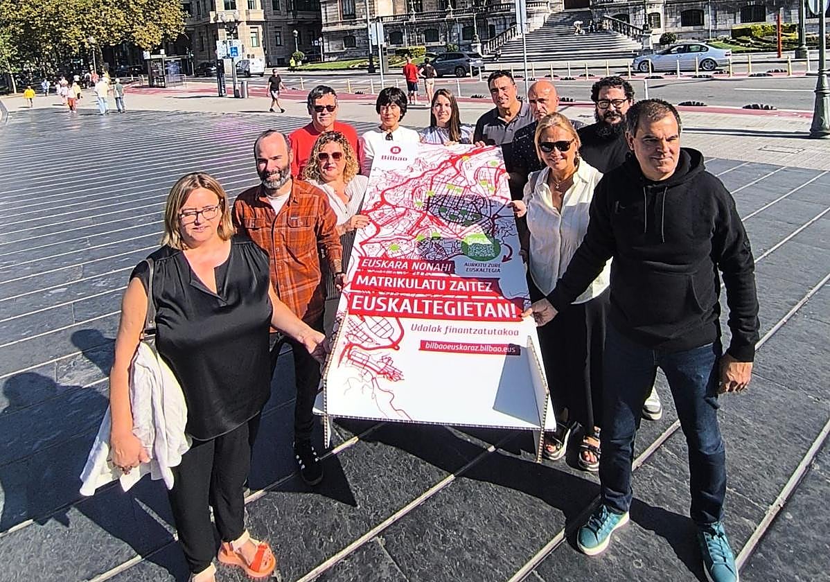 Bilboko euskaltegien matrikulazio kanpainaren aurkezpen ekitaldia, ostegun honetan, Udaletxearen aurrean.