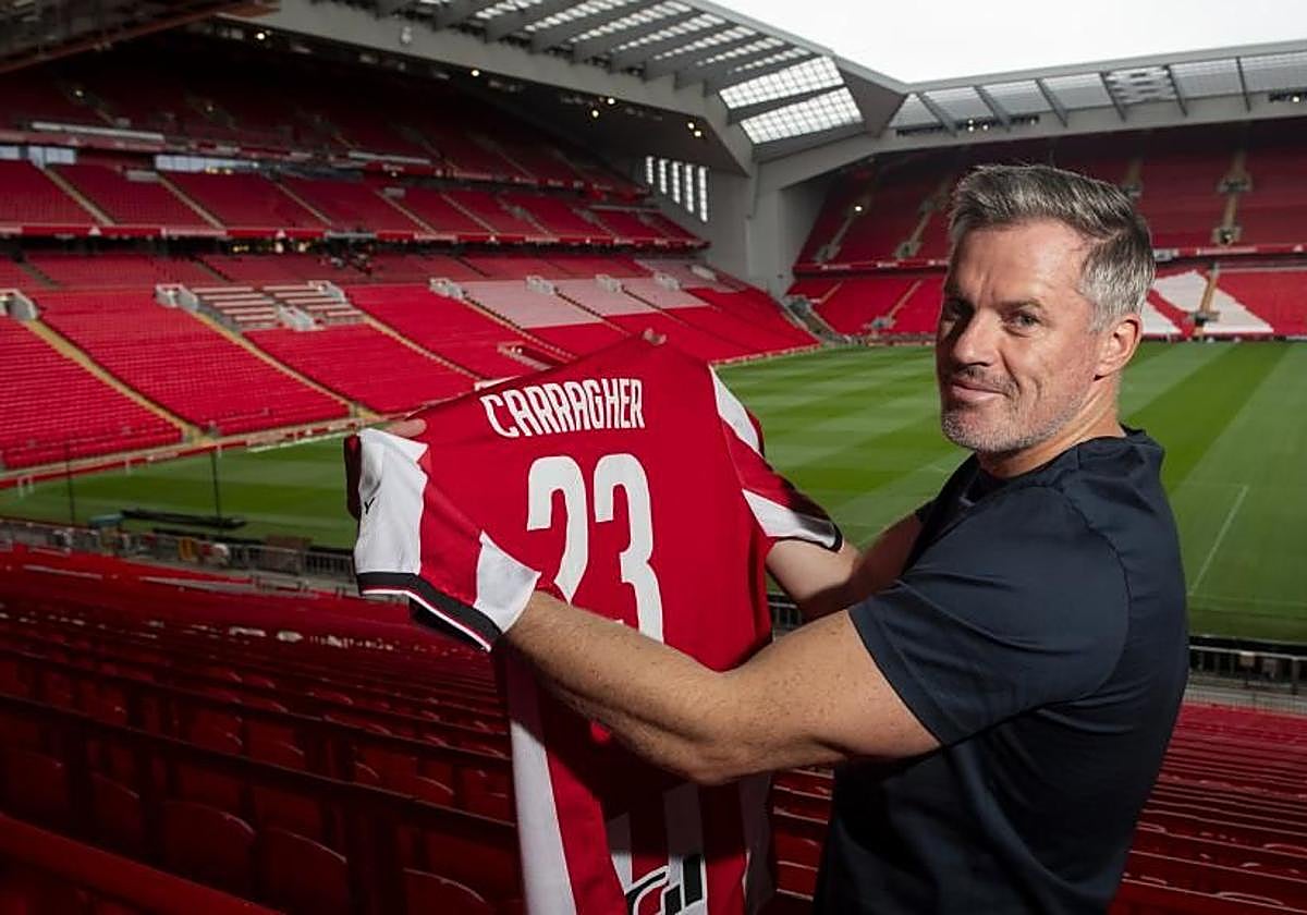 Jamie Carragher, con una camiseta del Athletic ante la grada de Anfield