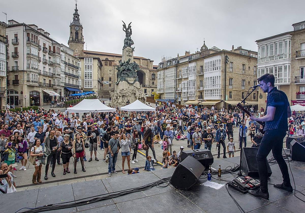 Kontzertu bat, iaz, Andre Maria Zuriaren plazan.