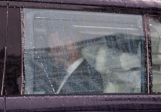 El príncipe Harry, a su llegada a Clarence House para reunirse con su padre, el rey Carlos III.