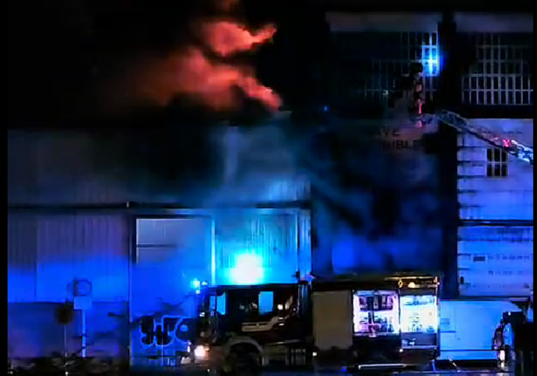 Tres heridos por fuerte inhalación de humo en el incendio de un pabellón abandonado de Sestao