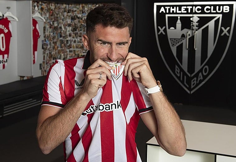 Laporte muerde el escudo de su camiseta rojiblanca en una imagen en el vestuario.