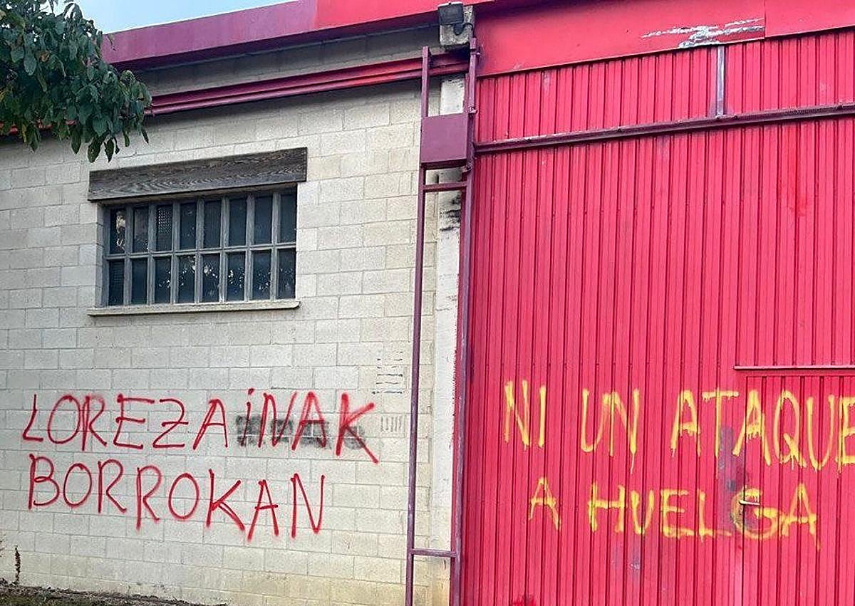 Imagen secundaria 1 - Pintadas aparecidas en una nave agrícola de Olárizu.