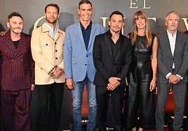Pedro Sánchez y Begoña Gómez, con el elenco de 'El cautivo', la última película de Alejandro Amenábar