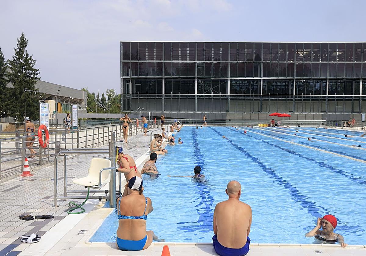 Varias personas, en la piscina exterior de Mendizorroza.