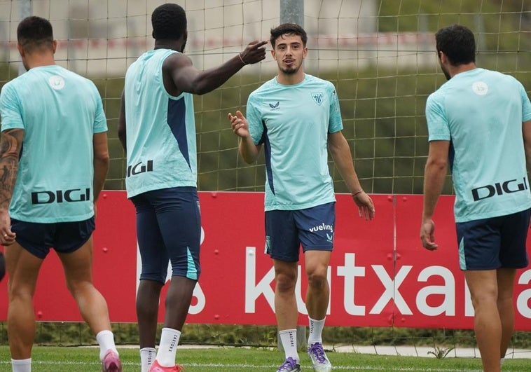 Serrano y Lekue regresan a los entrenamientos en Lezama