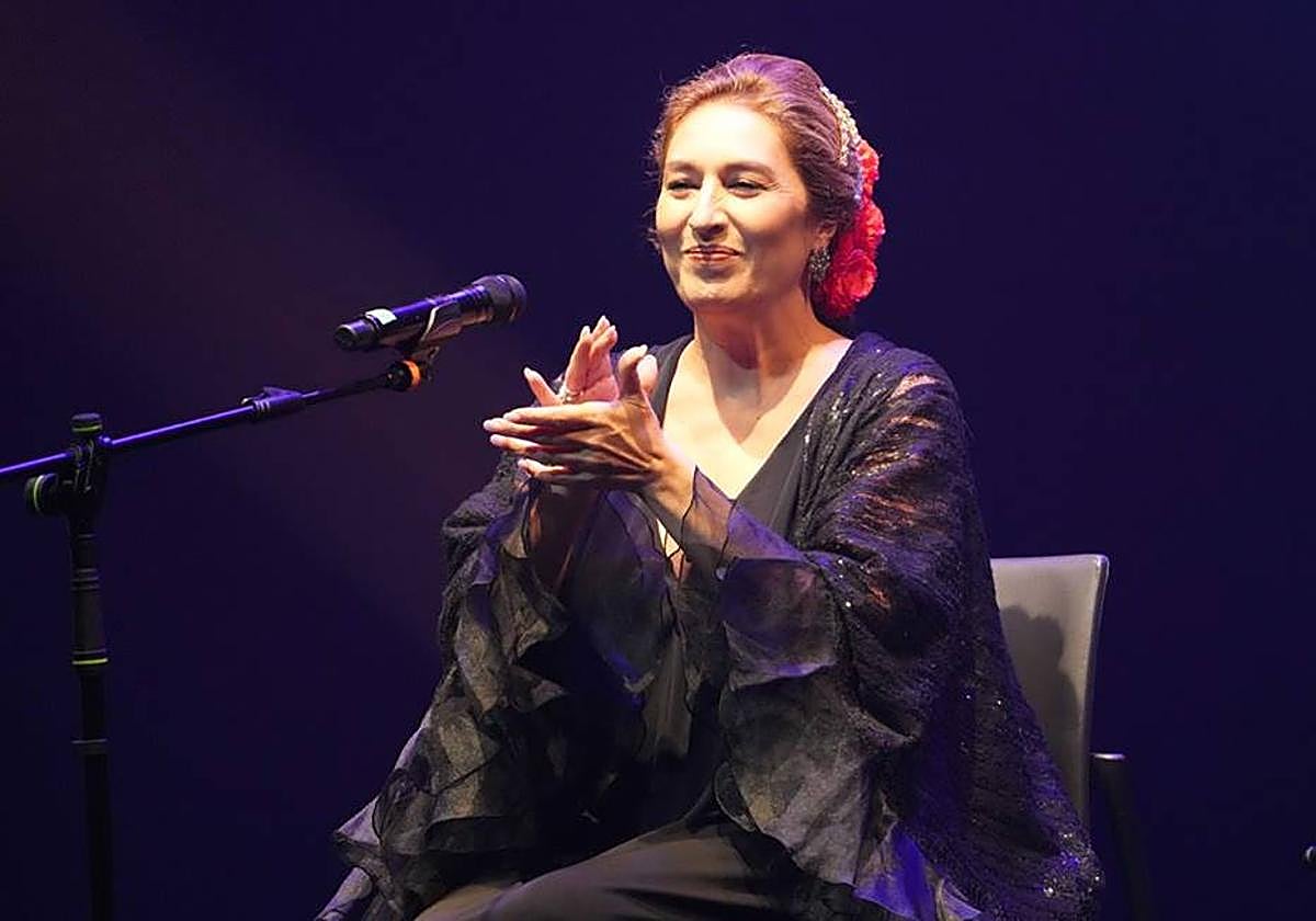 Estrella en la primera parte, con el primer vestido.