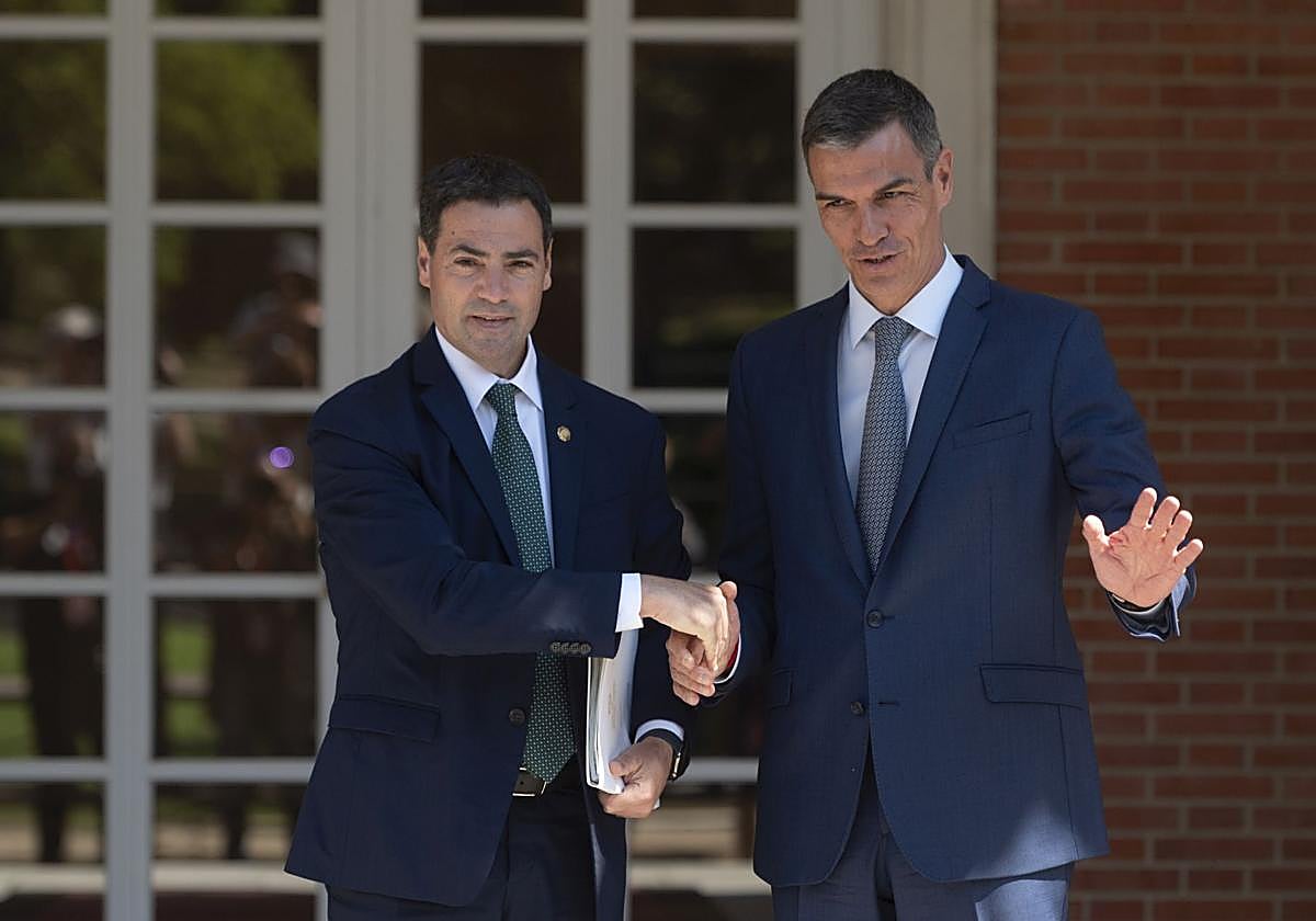 El lehendakari Pradales junto a Pedro Sánchez, en un encuentro en la Moncloa el pasado julio.