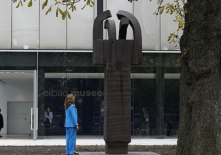 La escultura de Chillida 'Elogio del Hierro III', ya instalada junto al Museo de Bellas Artes.