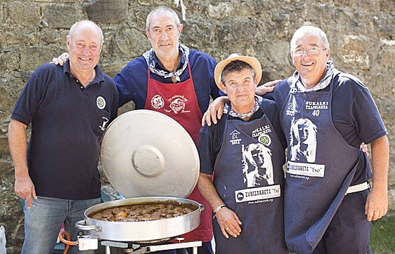 Cuatro amigos muestran su cazuela de sukalki en una edición anterior de las fiestas de Bermeo.