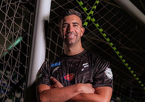 Fernando Pacheco posa como nuevo jugador del Al Fateh.