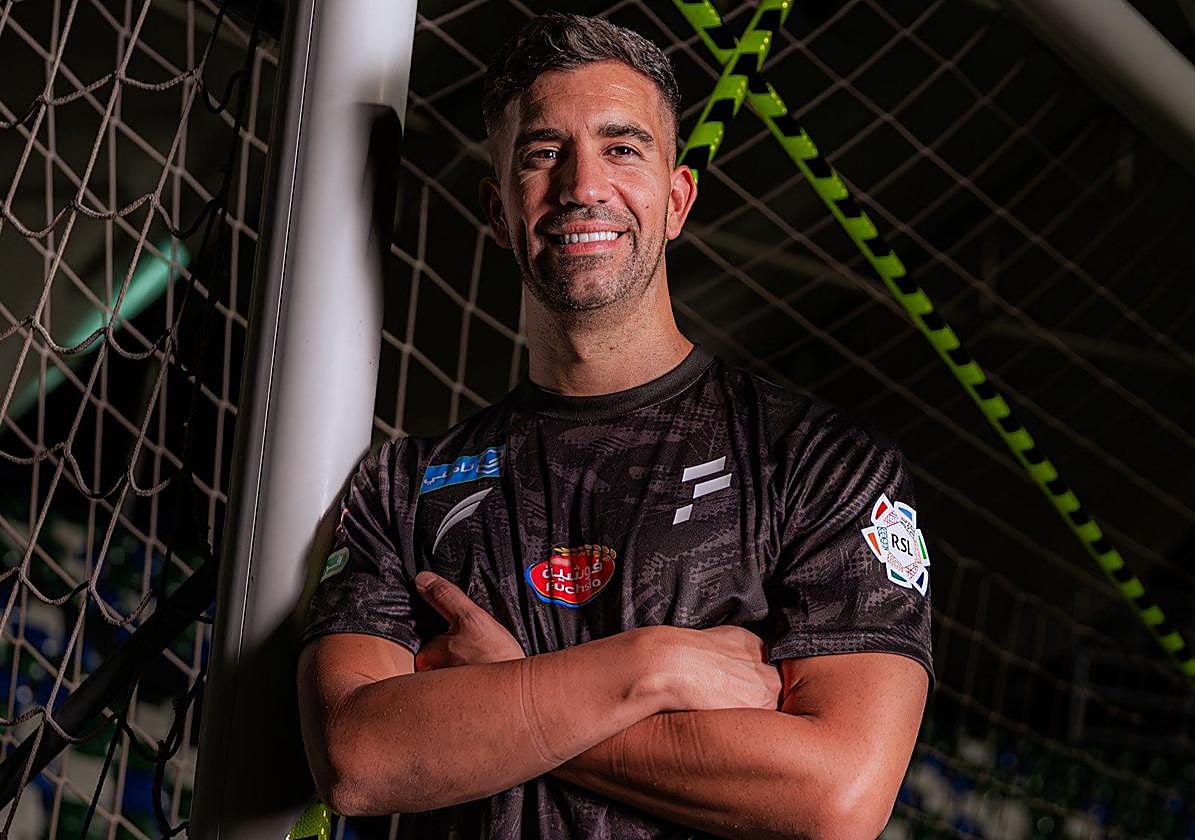 Fernando Pacheco posa como nuevo jugador del Al Fateh.