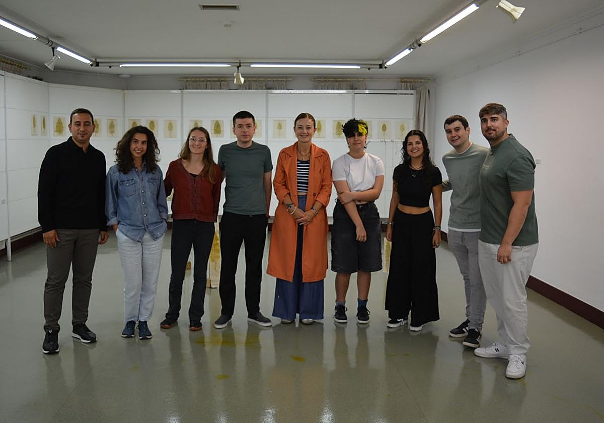 Artistas junto a representantes municipales en la sala de exposición de Sestao.