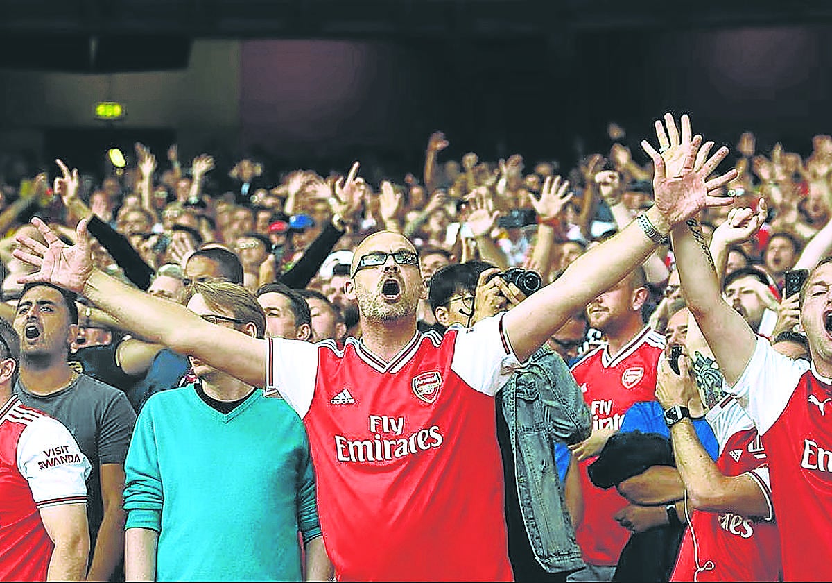 Seguidores del Arsenal, en una de las gradas del Emirates Stadium.