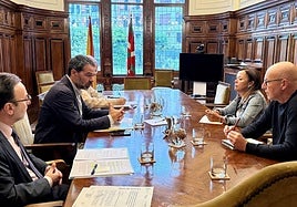 Los alcaldes de Carranza y Lanestosa, a la derecha, en la reunión con el subdelegado del Gobierno en Bizkaia.