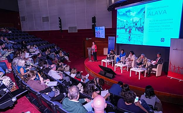 Los cinco ponentes se dirigen a la concurrencia.