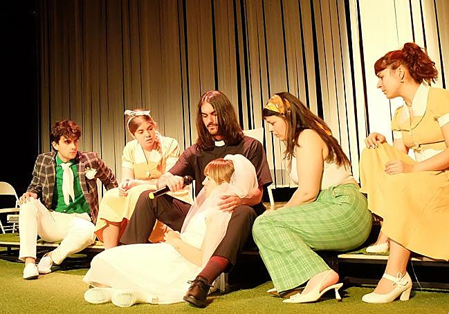 Una representación de 'Mucho ruido y pocas nueces' por alumnos de Dantzerti.