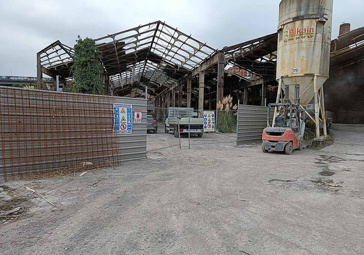 Retoman los derribos en Barakaldo de pabellones y fábricas abandonadas para impulsar la regeneración de El Calero