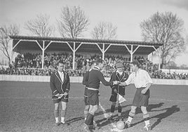 Los capitanes del Alavés y el Athletic se saludan antes de un encuentro en Mendizorroza en 1927.