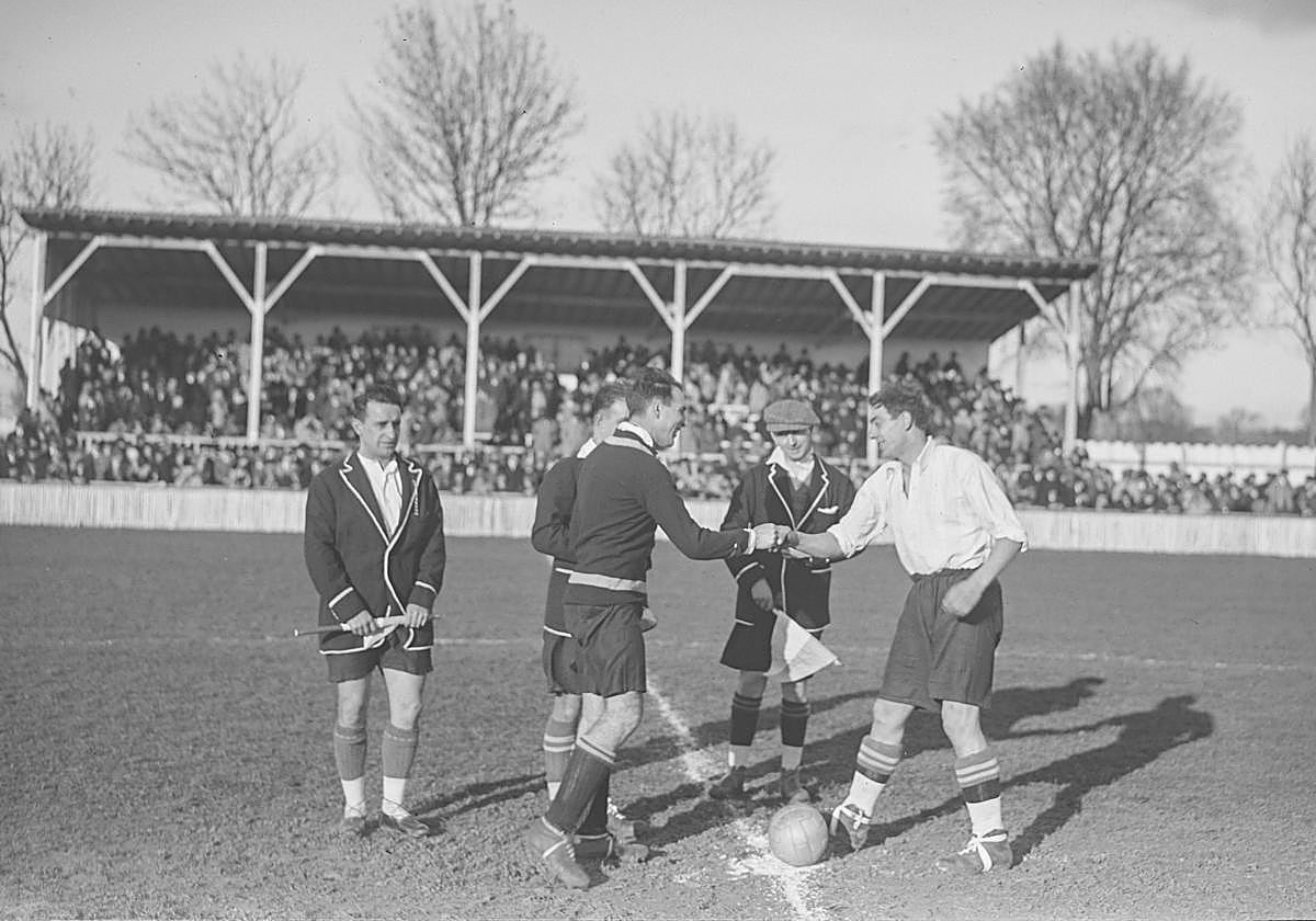 Los capitanes del Alavés y el Athletic se saludan antes de un encuentro en Mendizorroza en 1927.