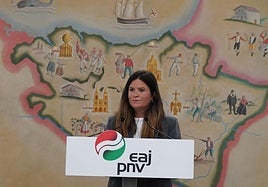 Maitane Ipiñazar posa delante del cuadro de Ricardo Arrue que durante años presidió el despacho del lehendakari Agirre en el palacete de la Avenida Marceau.