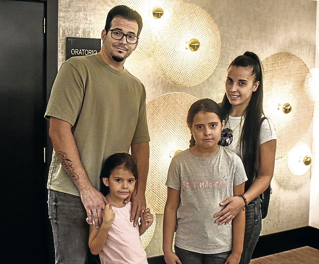 Maike Torralvo y Alba Quirós, con las pequeñas Ashly y Trina. 