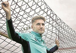 Robert Navarro posa en una de las porterías en Lezama durante el reportaje fotográfico.