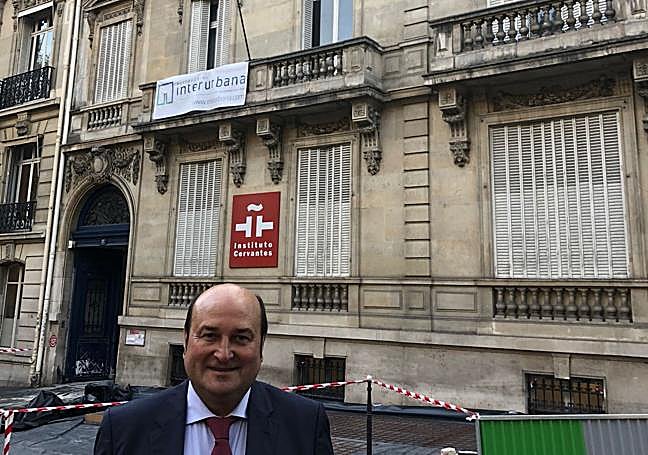 Andoni Ortuzar posa delante del palacete parisino.