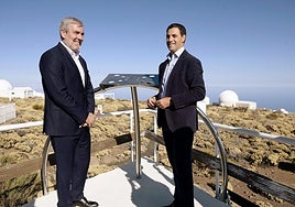 Imanol Pradales, con el presidente canario, Fernando Clavijo, en el observatorio del Teide.