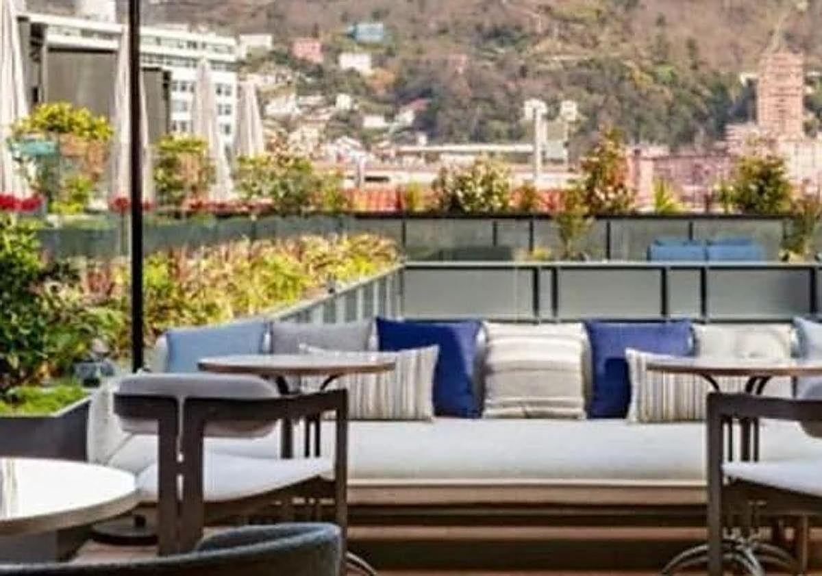 Imagen principal - Arriba, la terraza del Radisson, en el centro, la nueva discoteca Velvet, y en la imagen inferior, el Ama 94.