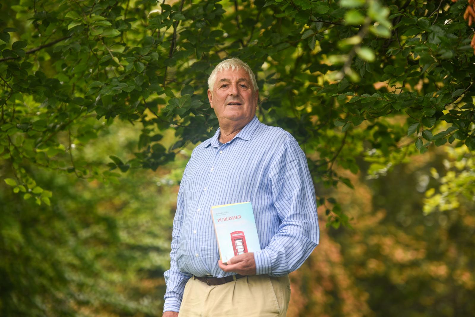 Richard Charkin con su libro The Publisher (2022)