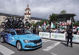 El coche del equipo Israel-Tech pasa delante de manifestantes que muestran su apoyo a Palestina