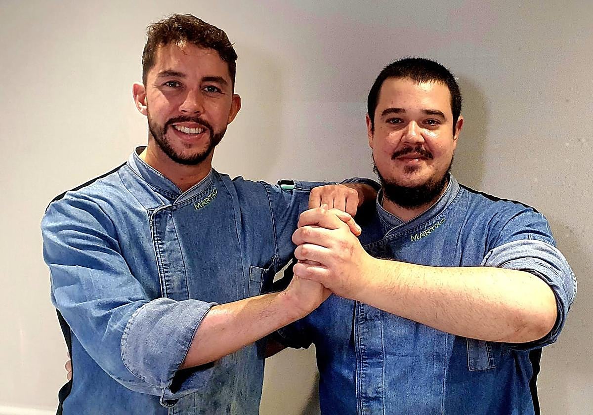 Javier Unzueta y Asier Aburto, amigos y socios del restaurante Martxo –Aitor Martín, el tercer socio, no puedo estar en la foto por motivos de conciliación familiar– posan en Martxo.