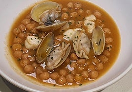 Javier Unzueta y Asier Aburto, amigos y socios del restaurante Martxo –Aitor Martín, el tercer socio, no puedo estar en la foto por motivos de conciliación familiar– posan en Martxo.