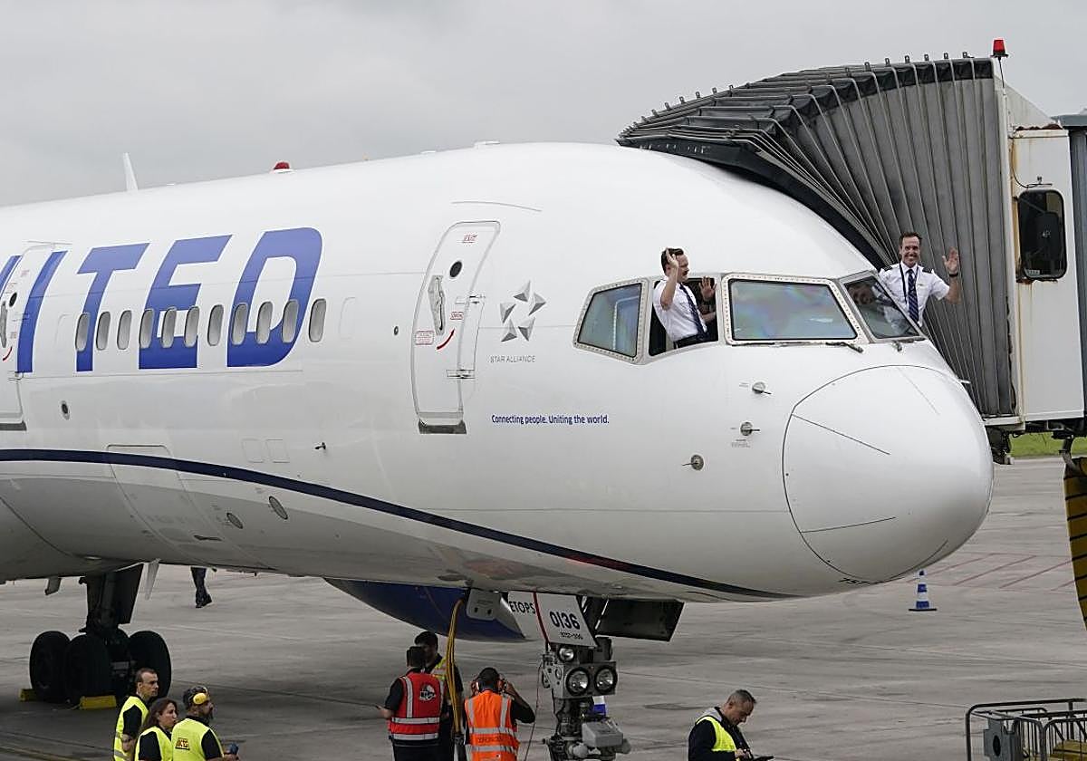 Momento en el que el primer vuelo procedente de Nueva York aterriza en Loiu. Fue el pasado 1 de junio.