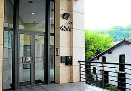 Entrada al edificio del barrio donostiarra de Portuetxe donde están domiliciadas Noran y Erkolan