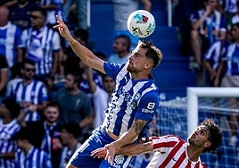 Toni Martínez gana un balón por alto ante el Atlético.