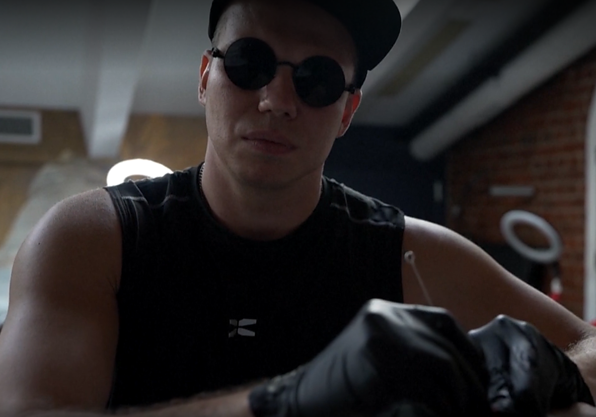 La técnica en braille de un tatuador ciego que causa sensación en su estudio de Moscú.