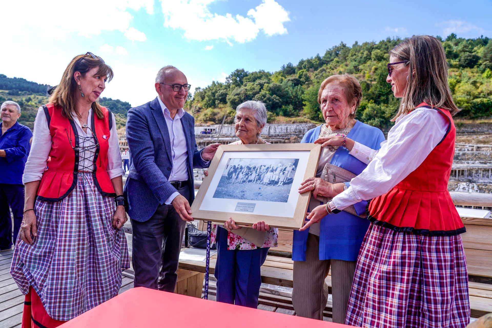 Salinas de Añana festeja el final de su cosecha
