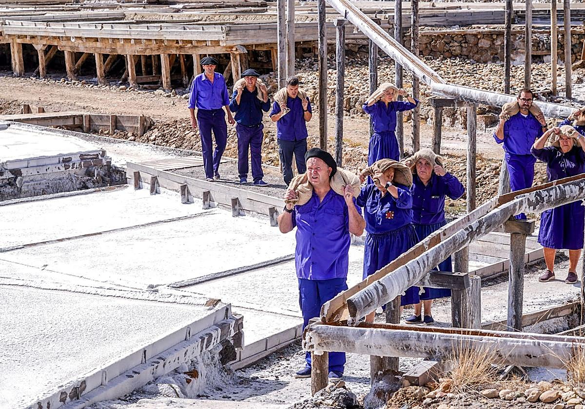 Salinas de Añana festeja el final de su cosecha