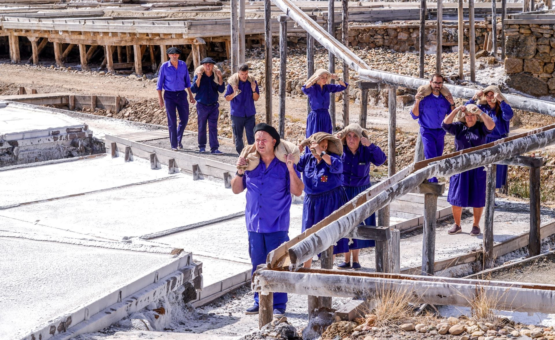 Salinas de Añana festeja el final de su cosecha