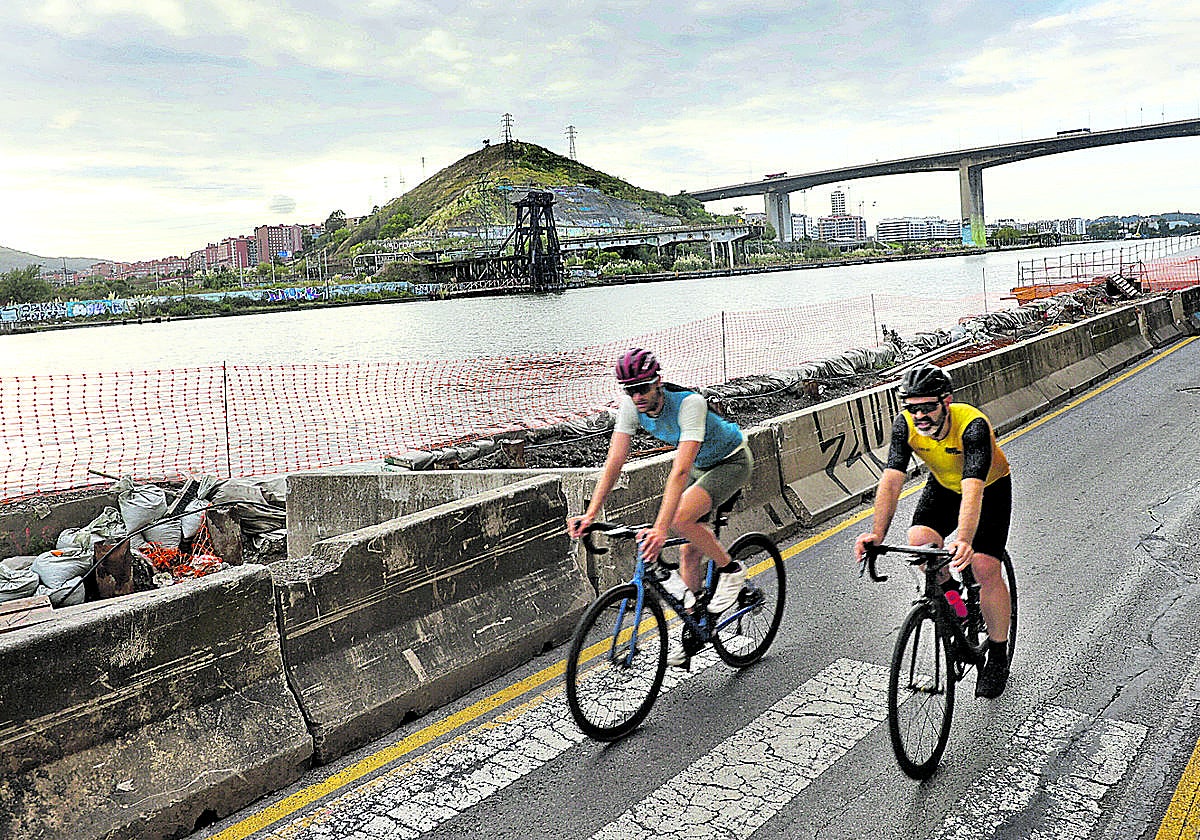 Vista de las obras del bidegorri a su paso por el barrio de Lutxana, en Erandio. En Altzaga también se están ejecutando las del puente All Iron que conectará con Barakaldo.