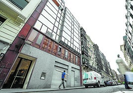 El bloque afectado, que cuenta con una llamativa fachada de vidrio y metal, está vacío desde hace un tiempo.