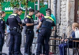 Policías locales realizan un cacheo preventivo el jueves a dos jóvenes que coincidían con las descripciones dadas por víctimas de asaltos. Al poco, les dejaron marchar.
