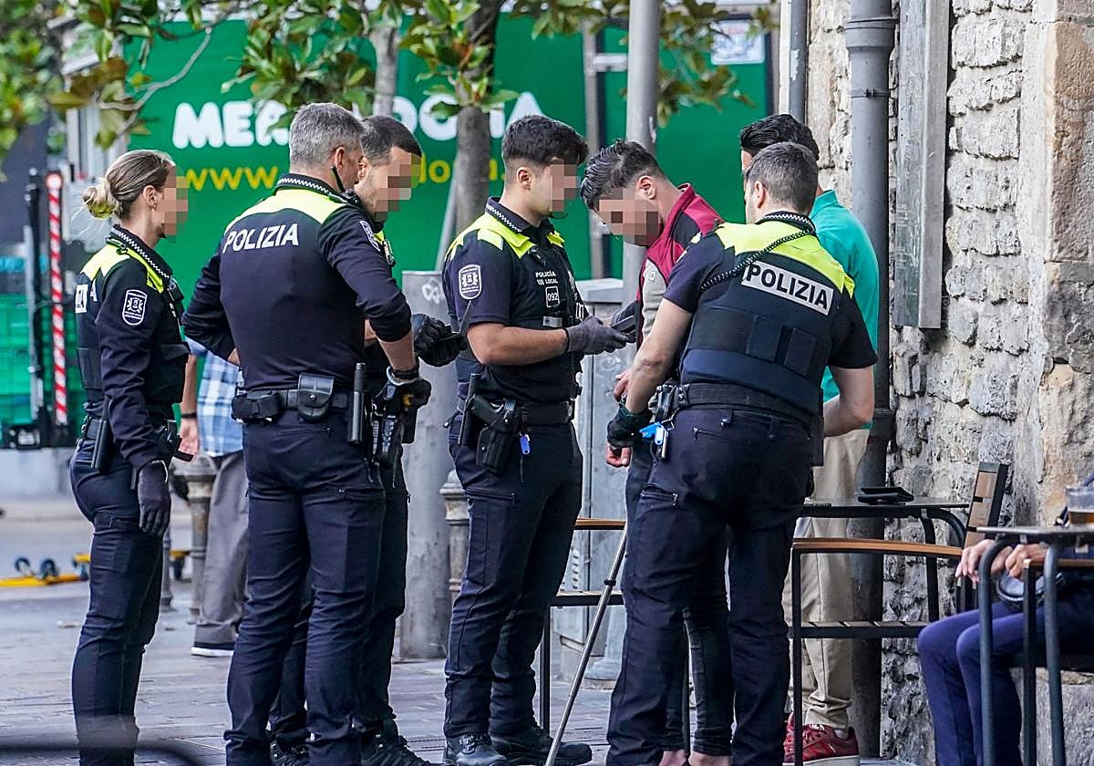 Policías locales realizan un cacheo preventivo el jueves a dos jóvenes que coincidían con las descripciones dadas por víctimas de asaltos. Al poco, les dejaron marchar.